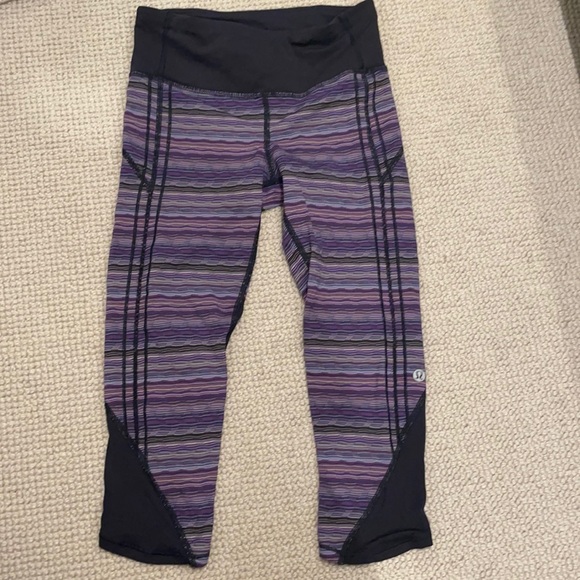 💓LULULEMON💓 leggings size 0 purple Capri stripes - Picture 1 of 5